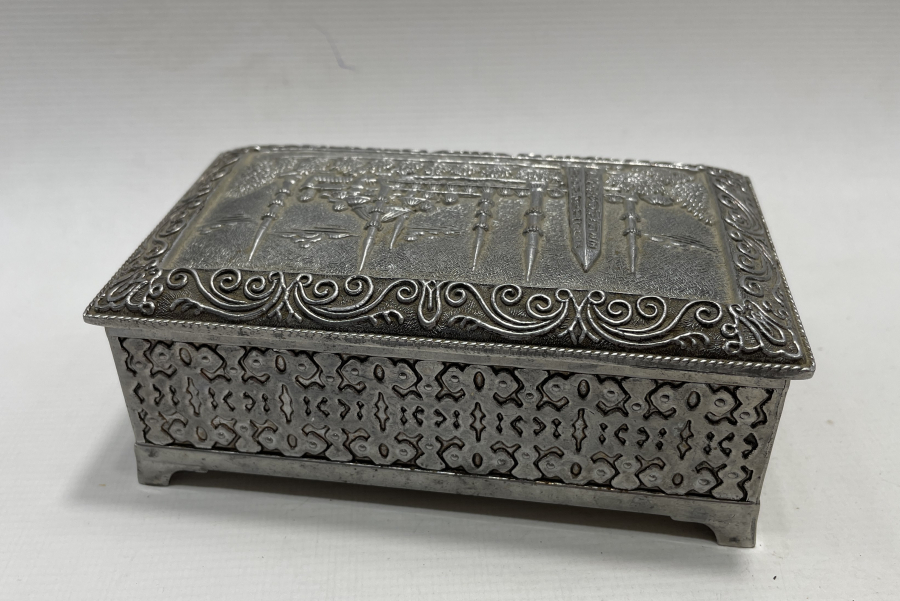 ÜZERİ KABARTMALI ANTİKA PUL KUTUSU