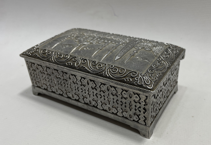 ÜZERİ KABARTMALI ANTİKA PUL KUTUSU