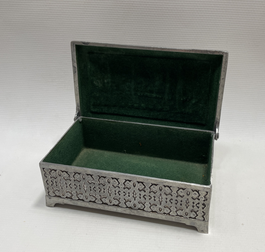 ÜZERİ KABARTMALI ANTİKA PUL KUTUSU