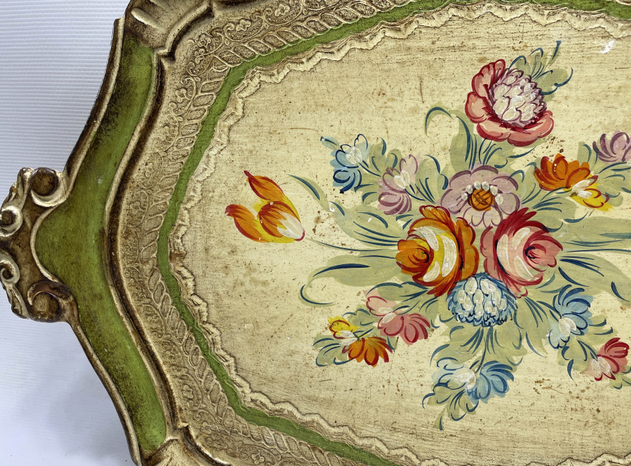 1900 BAŞLARI AHŞAP ÜZERİ TAMAMI EL BOYAMA ANTİKA TEPSİ