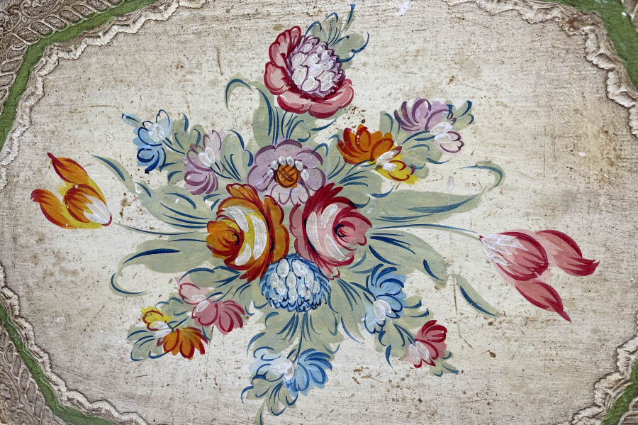 1900 BAŞLARI AHŞAP ÜZERİ TAMAMI EL BOYAMA ANTİKA TEPSİ