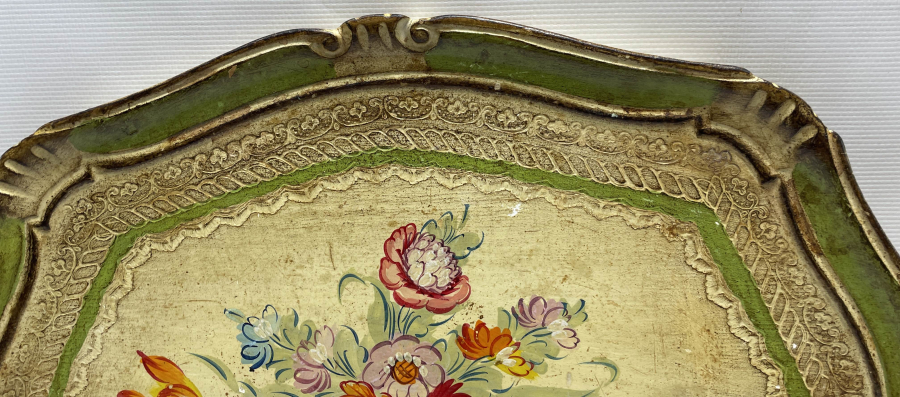 1900 BAŞLARI AHŞAP ÜZERİ TAMAMI EL BOYAMA ANTİKA TEPSİ