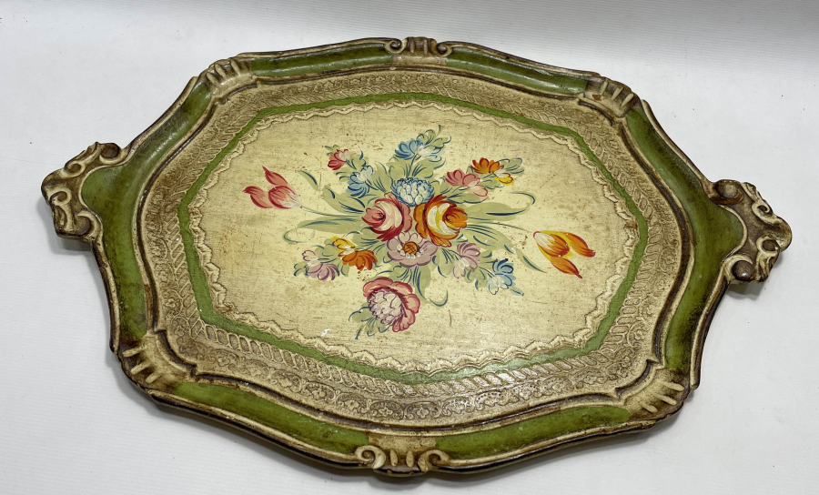 1900 BAŞLARI AHŞAP ÜZERİ TAMAMI EL BOYAMA ANTİKA TEPSİ