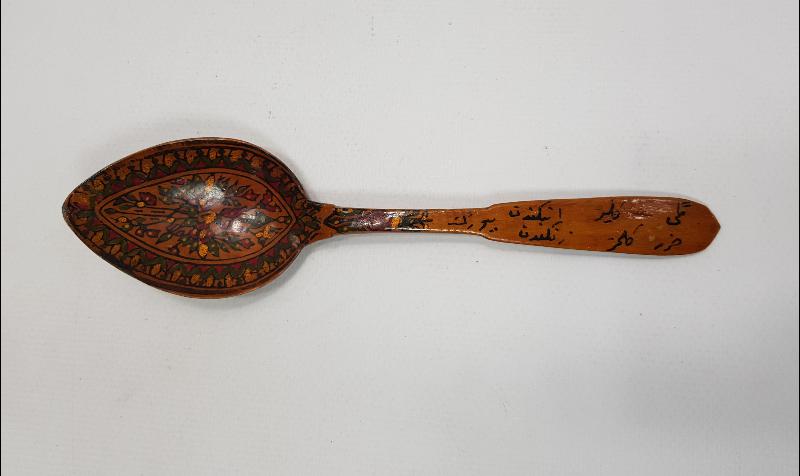 KÖK BOYALI VE OSMANLICA YAZILI AHŞAP KAŞIK 
