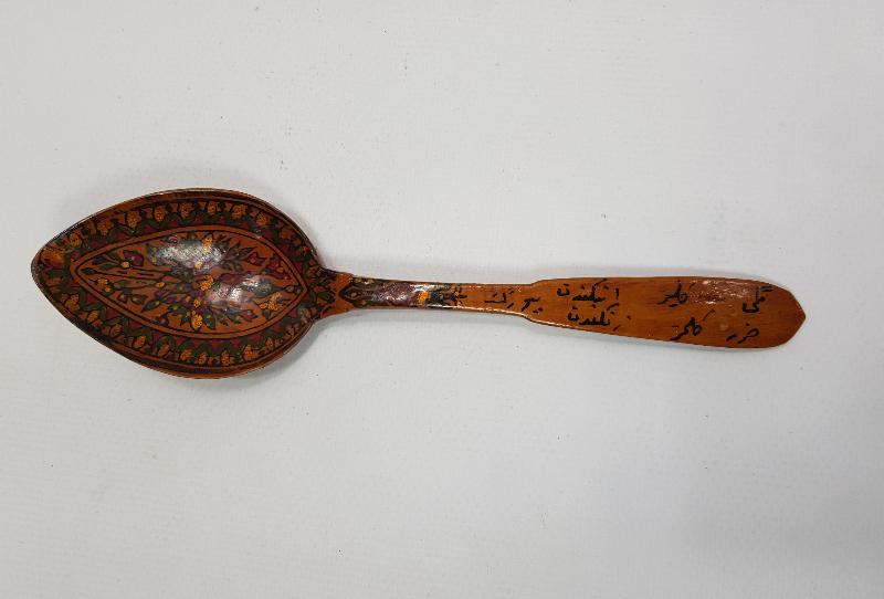 KÖK BOYALI VE OSMANLICA YAZILI AHŞAP KAŞIK 