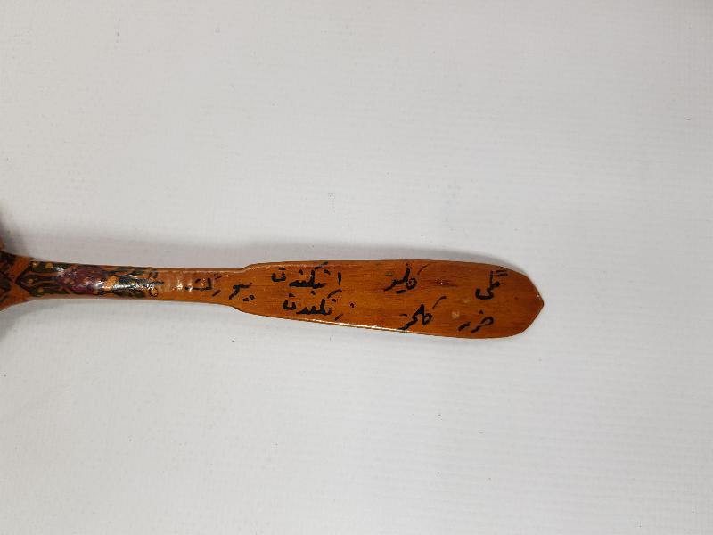 KÖK BOYALI VE OSMANLICA YAZILI AHŞAP KAŞIK 