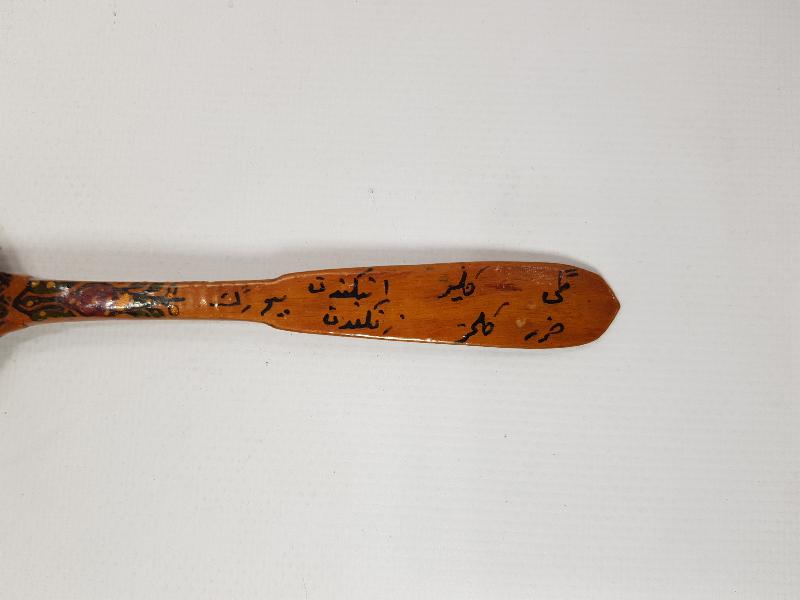 KÖK BOYALI VE OSMANLICA YAZILI AHŞAP KAŞIK 