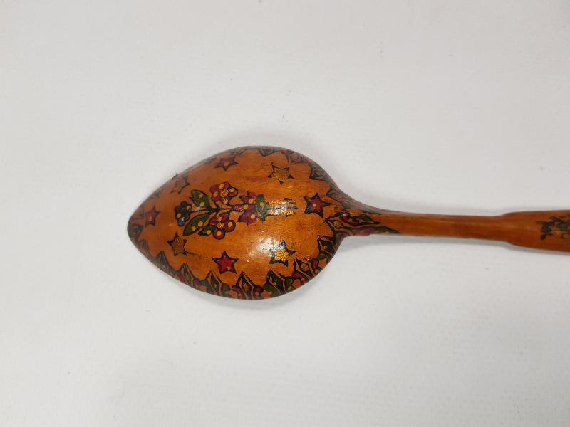 KÖK BOYALI VE OSMANLICA YAZILI AHŞAP KAŞIK 