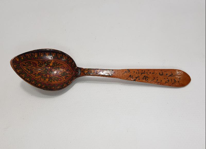 KÖK BOYALI VE OSMANLICA YAZILI TAHTA KAŞIK 