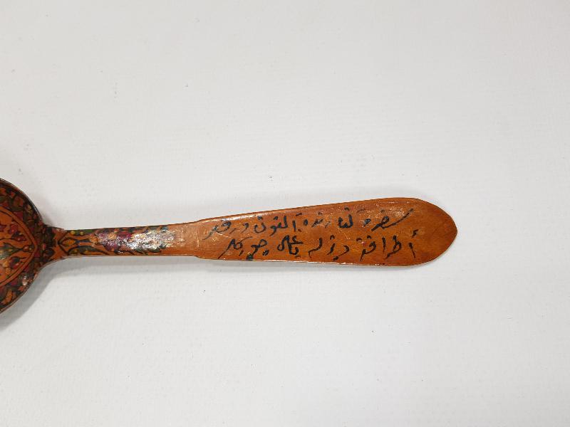 KÖK BOYALI VE OSMANLICA YAZILI TAHTA KAŞIK 