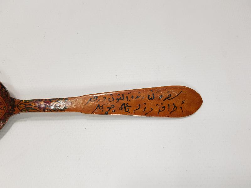 KÖK BOYALI VE OSMANLICA YAZILI TAHTA KAŞIK 