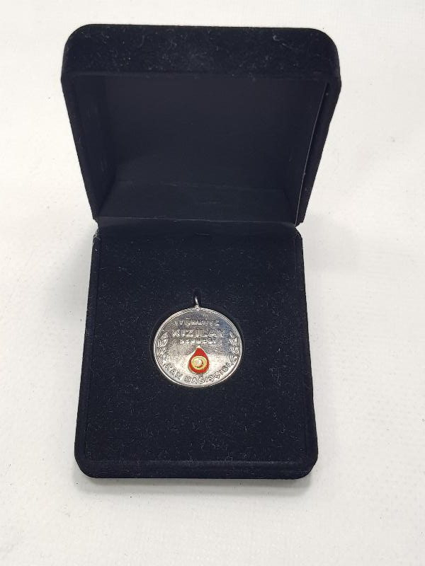 KUTUSUNDA GÜMÜŞ KIZILAY KAN BAĞIŞÇISI MADALYASI 