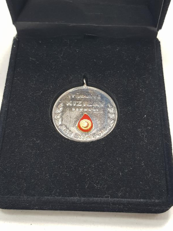 KUTUSUNDA GÜMÜŞ KIZILAY KAN BAĞIŞÇISI MADALYASI 