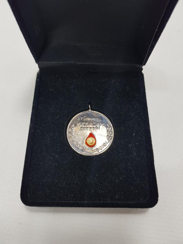 KUTUSUNDA GÜMÜŞ KIZILAY KAN BAĞIŞÇISI MADALYASI 