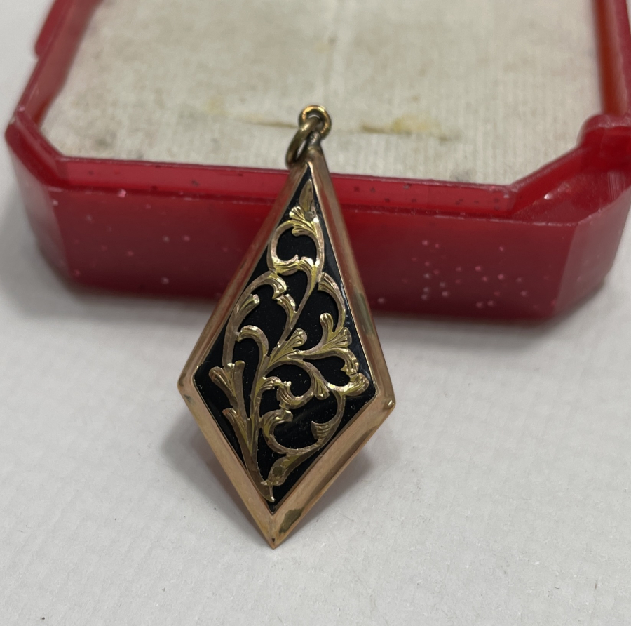 OLTU TAŞLI VE KALEM İŞÇİLİKLİ ANTİKA ALTIN KOLYE UCU