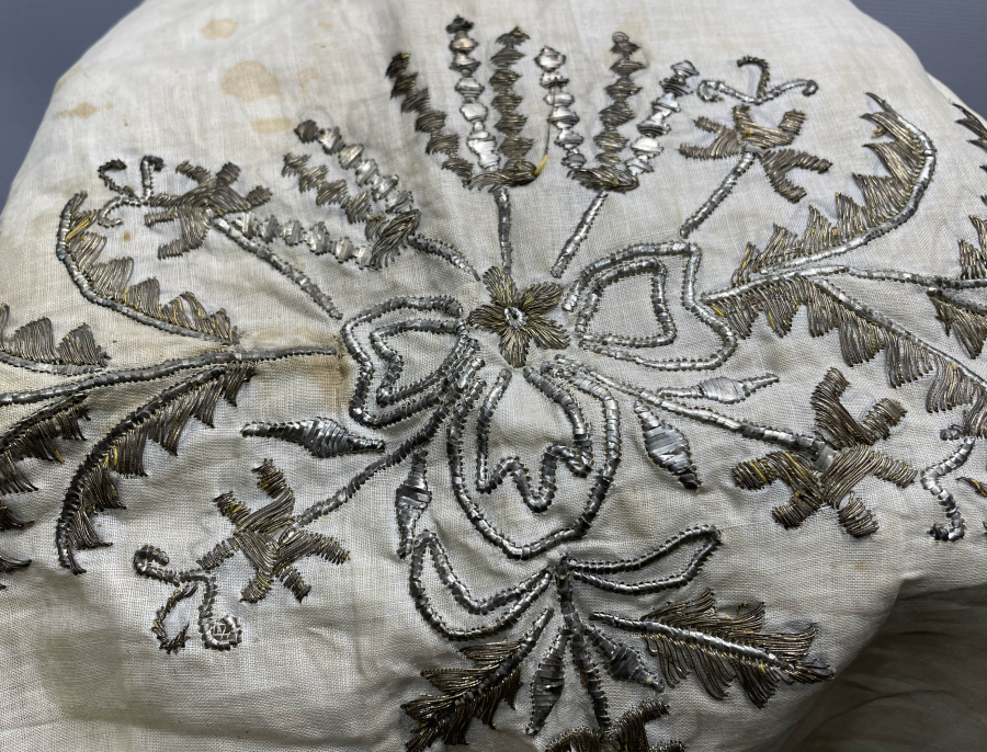 OSMANLI DÖNEMİ GÜMÜŞ SIRMA İŞÇİLİKLİ YASTIK