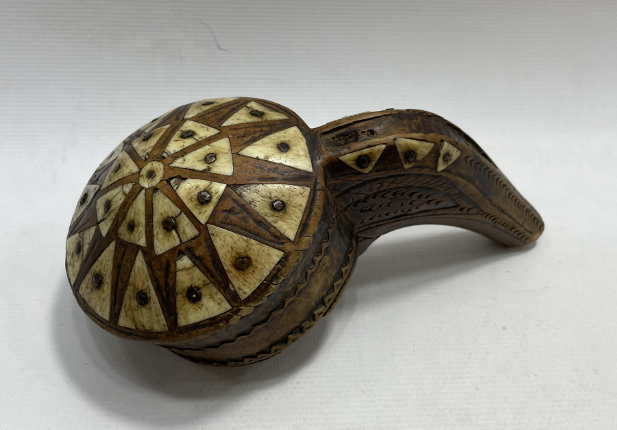 OSMANLI DÖNEMİ ÜZERİ KEMİK ÇAKMA İŞÇİLİKLİ KALE TÜFEĞİ BARUTLUĞU