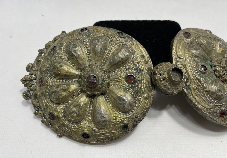 OSMANLI DÖNEMİ ÜZERİ TAŞLARLA SÜSLÜ NADİR FORMDA GÜMÜŞ GELİN KEMERİ