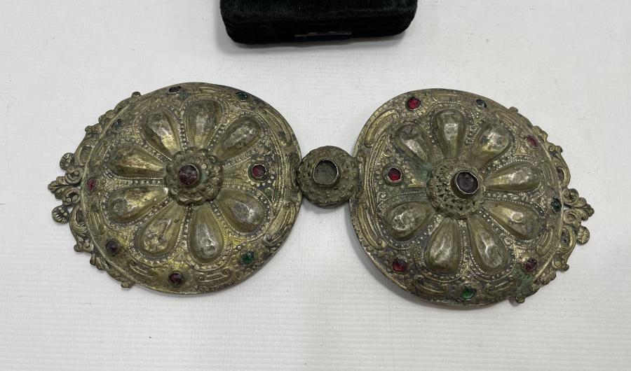 OSMANLI DÖNEMİ ÜZERİ TAŞLARLA SÜSLÜ NADİR FORMDA GÜMÜŞ GELİN KEMERİ