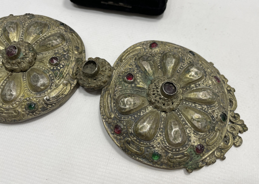 OSMANLI DÖNEMİ ÜZERİ TAŞLARLA SÜSLÜ NADİR FORMDA GÜMÜŞ GELİN KEMERİ