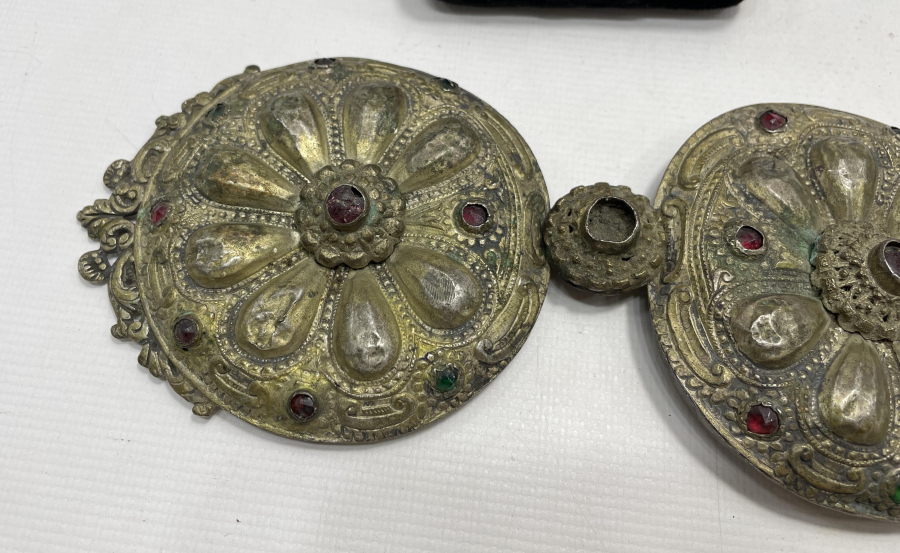 OSMANLI DÖNEMİ ÜZERİ TAŞLARLA SÜSLÜ NADİR FORMDA GÜMÜŞ GELİN KEMERİ