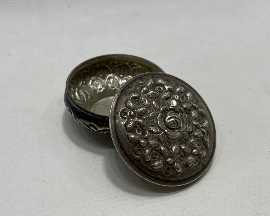 ÜZERİ KABARTMA İŞÇİLİKLİ GÜMÜŞ KUTU