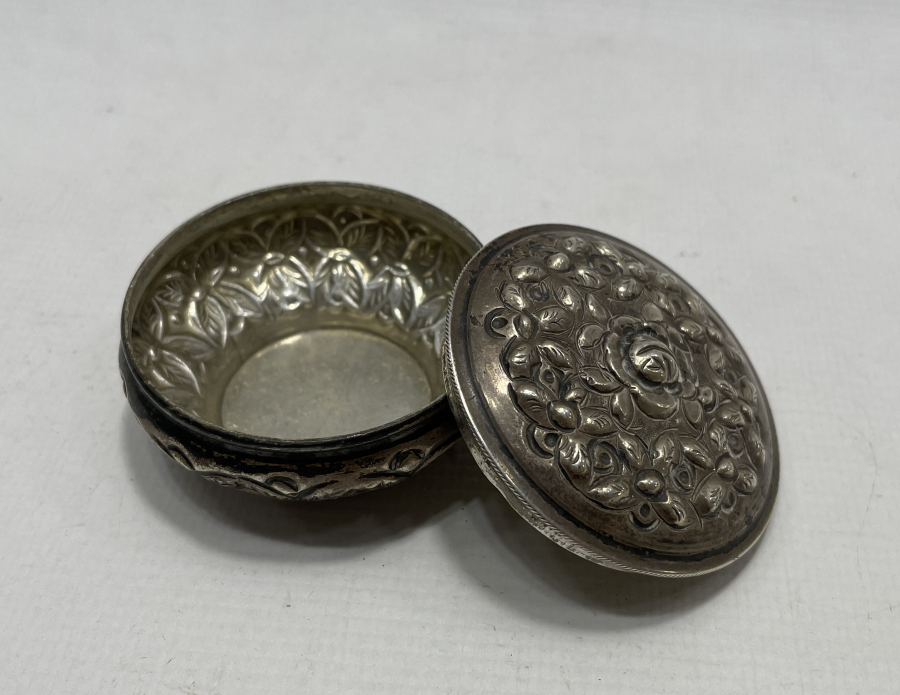 ÜZERİ KABARTMA İŞÇİLİKLİ GÜMÜŞ KUTU