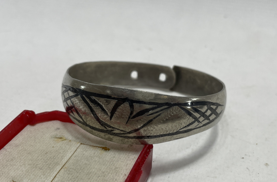 ÜZERİ SAVAT İŞÇİLİKLİ ANTİKA BİLEKLİK