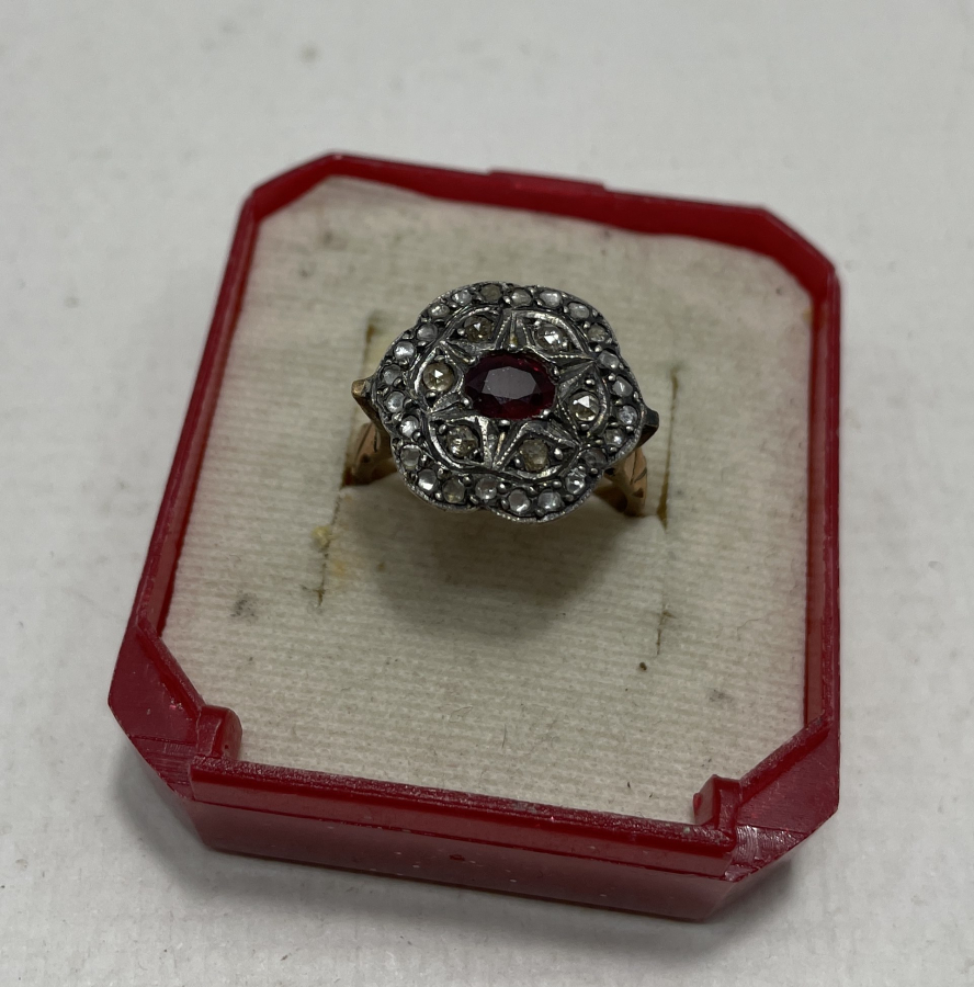 ÜZERİNDE OSMANLI YILDIZI BULUNAN ÖZEL YAPIM ELMAS TAŞLI YÜZÜK