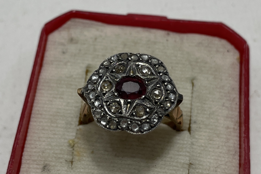 ÜZERİNDE OSMANLI YILDIZI BULUNAN ÖZEL YAPIM ELMAS TAŞLI YÜZÜK