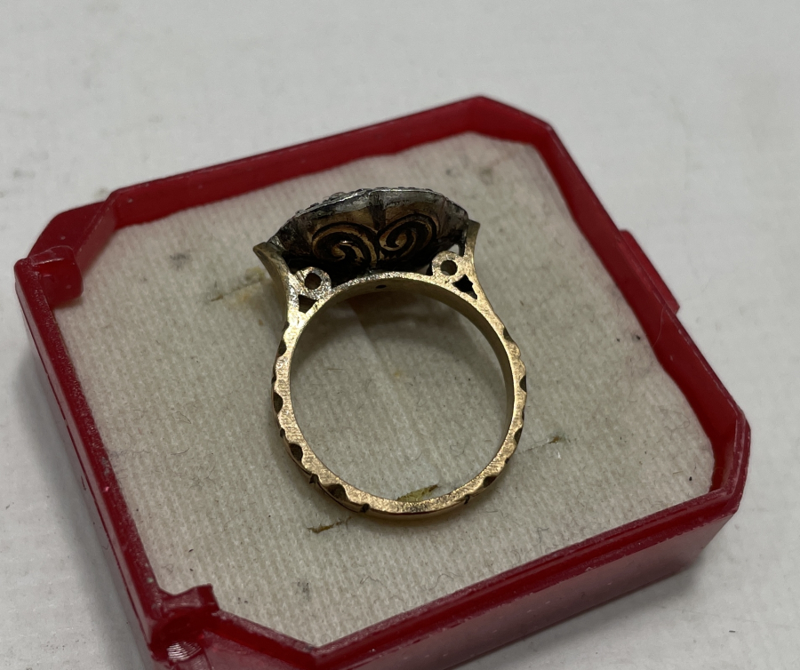 ÜZERİNDE OSMANLI YILDIZI BULUNAN ÖZEL YAPIM ELMAS TAŞLI YÜZÜK