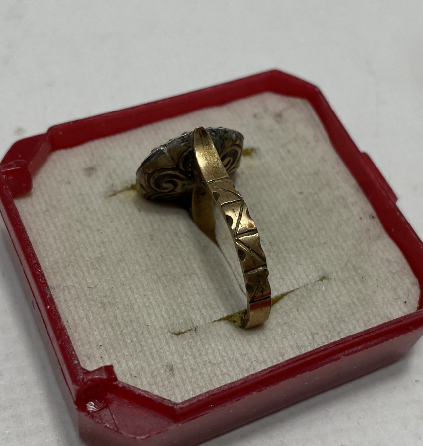 ÜZERİNDE OSMANLI YILDIZI BULUNAN ÖZEL YAPIM ELMAS TAŞLI YÜZÜK