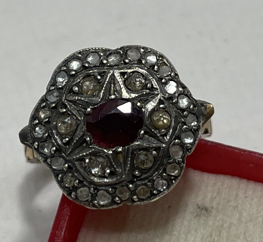 ÜZERİNDE OSMANLI YILDIZI BULUNAN ÖZEL YAPIM ELMAS TAŞLI YÜZÜK