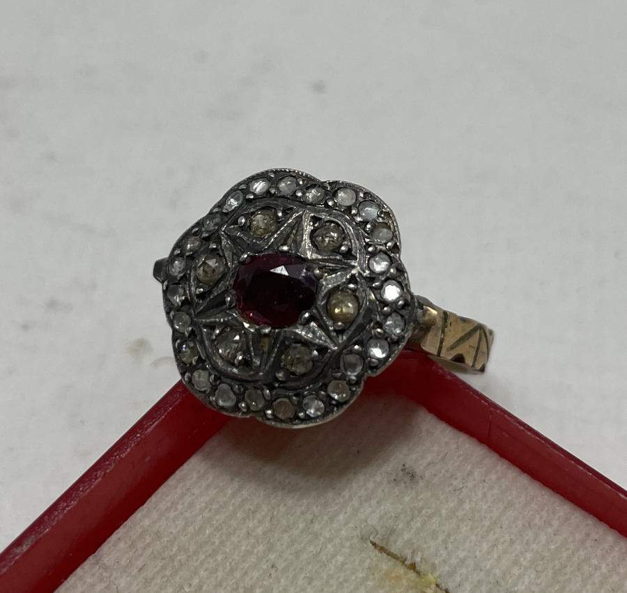 ÜZERİNDE OSMANLI YILDIZI BULUNAN ÖZEL YAPIM ELMAS TAŞLI YÜZÜK