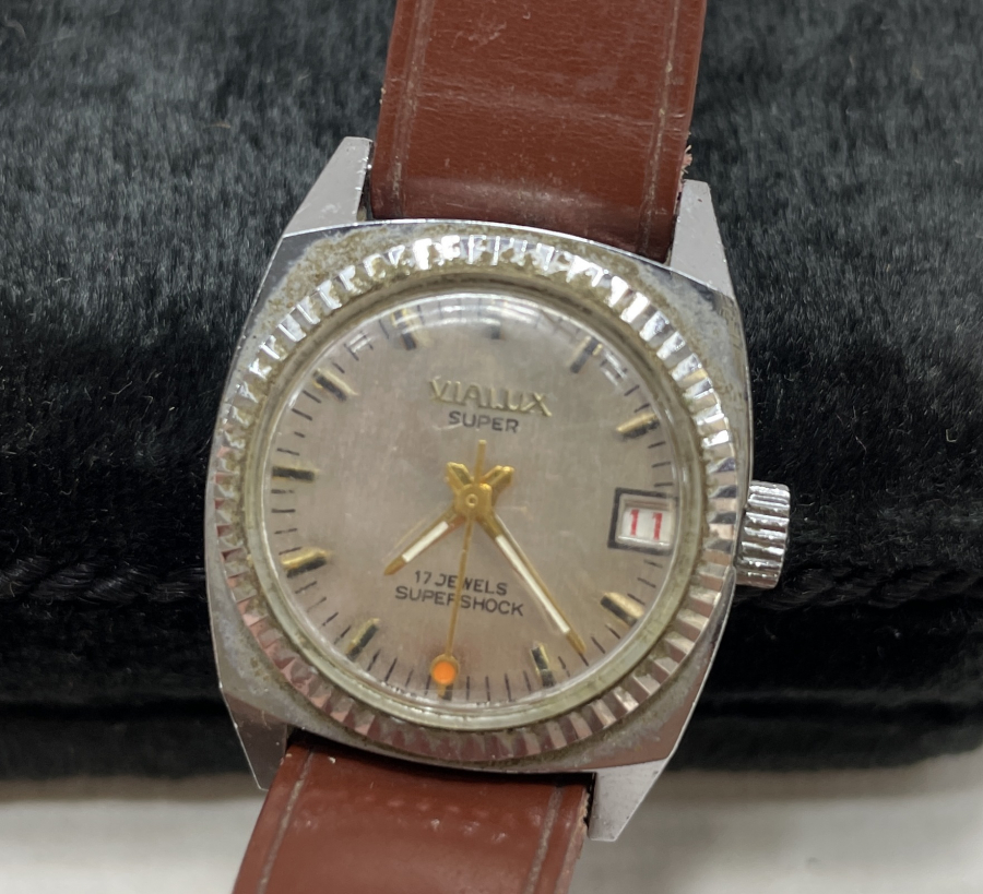 VİALUX MARKA KURMALI VE TAKVİMLİ KOL SAATİ