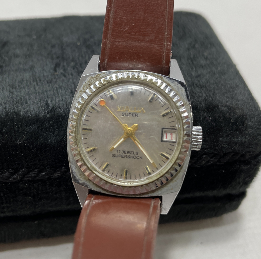 VİALUX MARKA KURMALI VE TAKVİMLİ KOL SAATİ