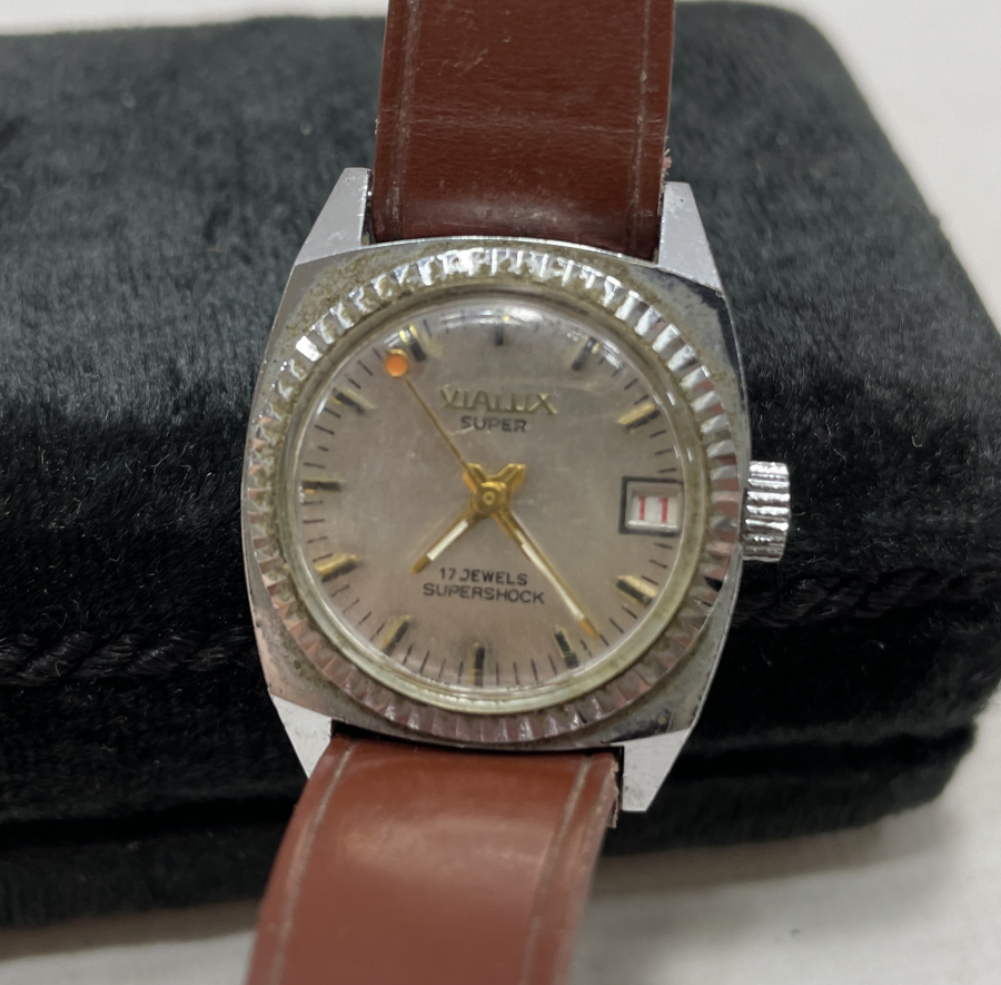 VİALUX MARKA KURMALI VE TAKVİMLİ KOL SAATİ