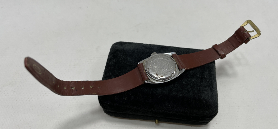 VİALUX MARKA KURMALI VE TAKVİMLİ KOL SAATİ