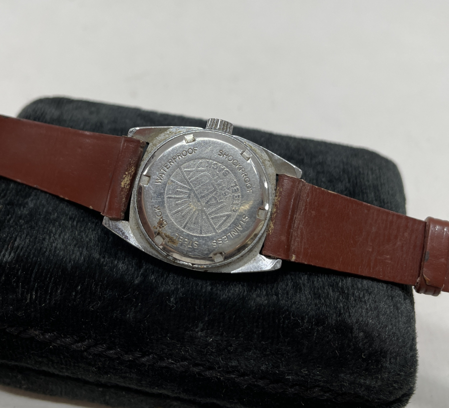 VİALUX MARKA KURMALI VE TAKVİMLİ KOL SAATİ