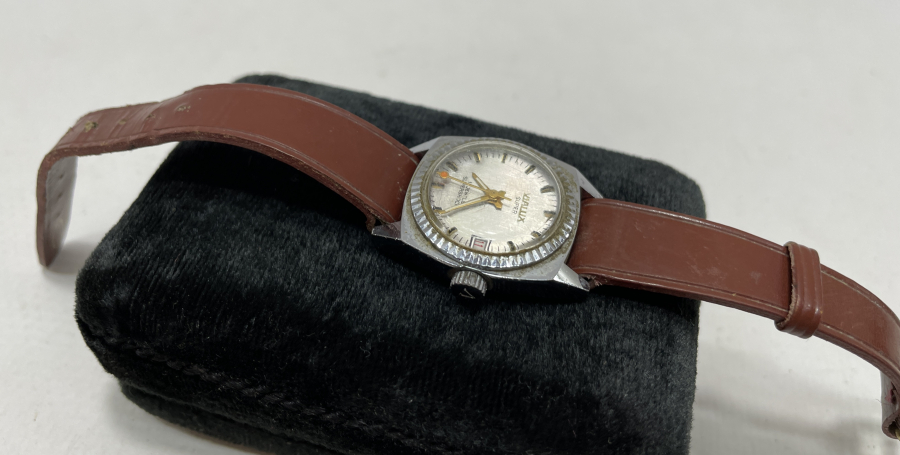 VİALUX MARKA KURMALI VE TAKVİMLİ KOL SAATİ