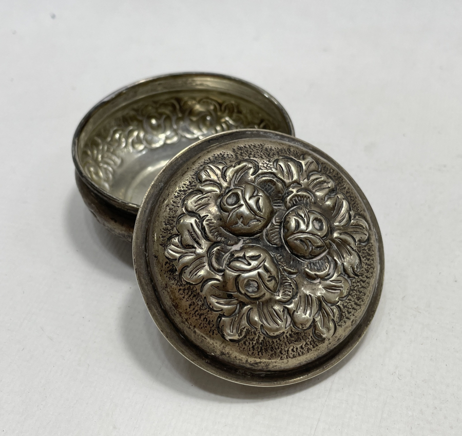 ÜZERİ KABARTMA İŞÇİLİKLİ GÜMÜŞ KUTU