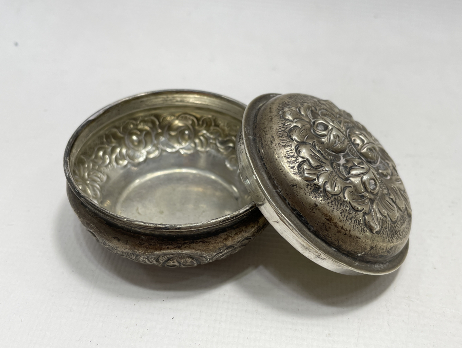 ÜZERİ KABARTMA İŞÇİLİKLİ GÜMÜŞ KUTU