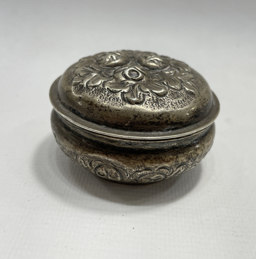 ÜZERİ KABARTMA İŞÇİLİKLİ GÜMÜŞ KUTU