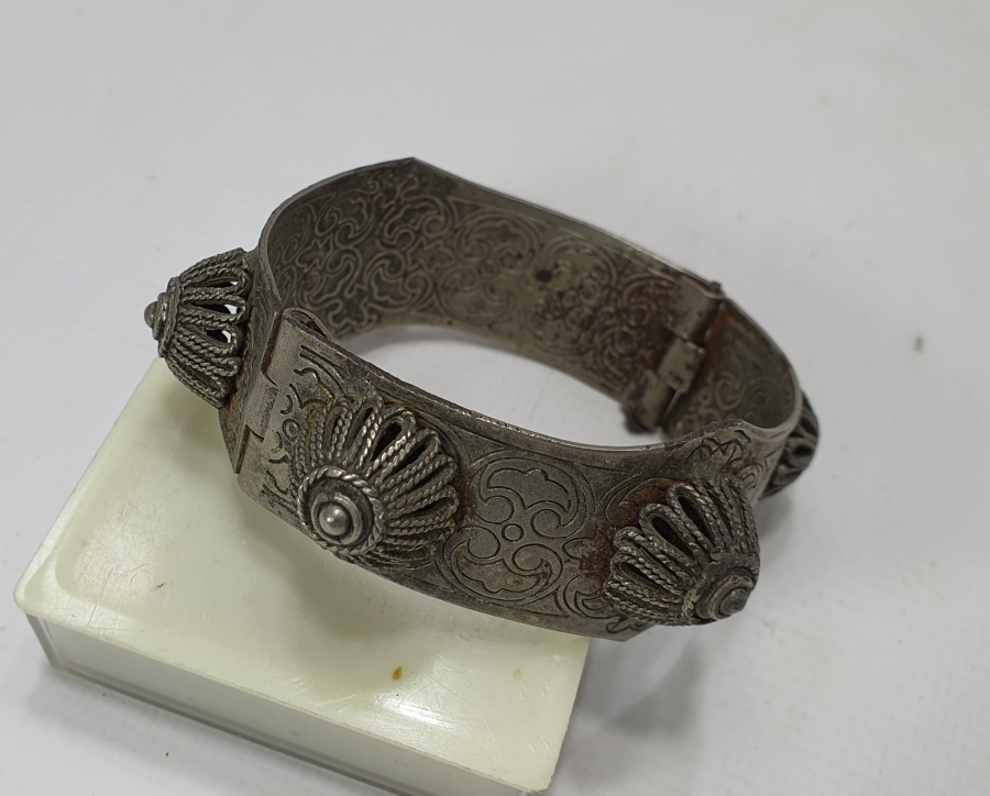 NADİR FORMDA KABARALI ANTİKA BİLEKLİK