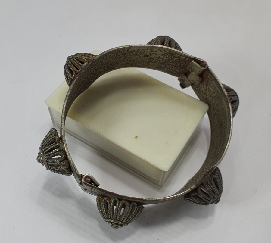 NADİR FORMDA KABARALI ANTİKA BİLEKLİK