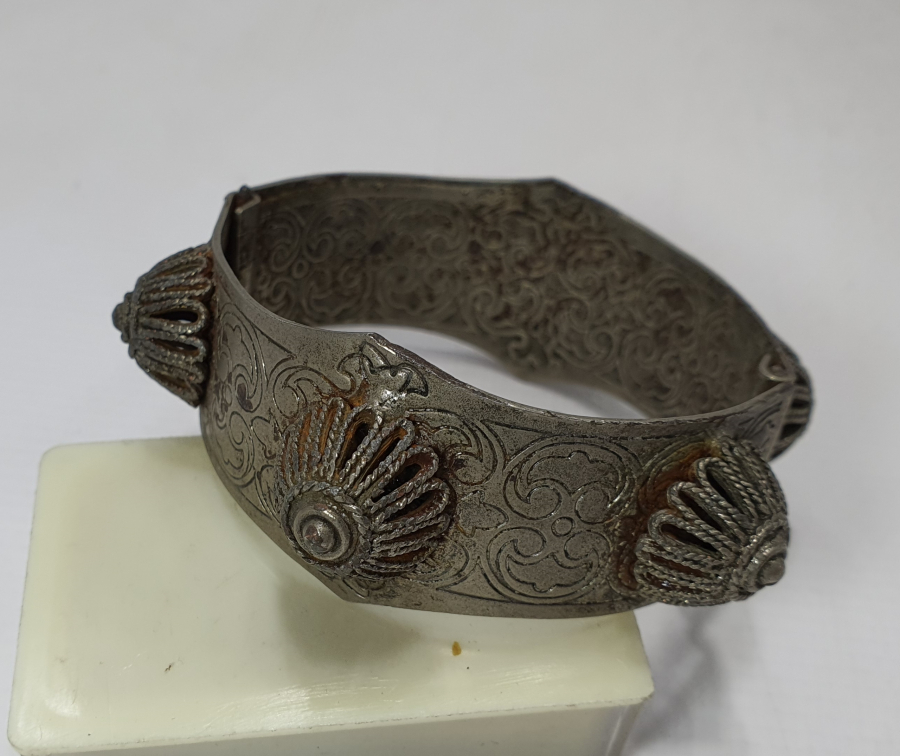 NADİR FORMDA KABARALI ANTİKA BİLEKLİK