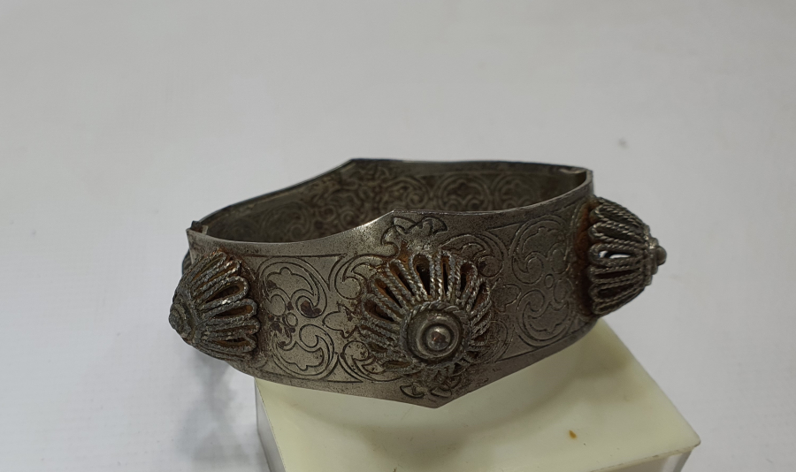 NADİR FORMDA KABARALI ANTİKA BİLEKLİK