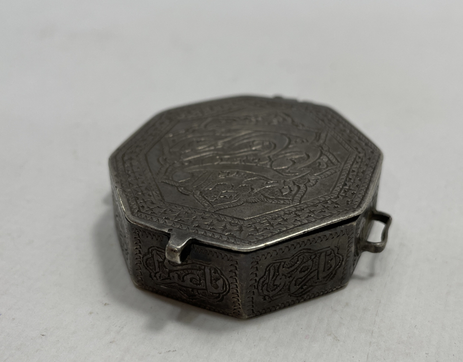 OSMANLI DÖNEMİ FETİH SURESİ YAZILI GÜMÜŞ SANCAK KURAN KABI