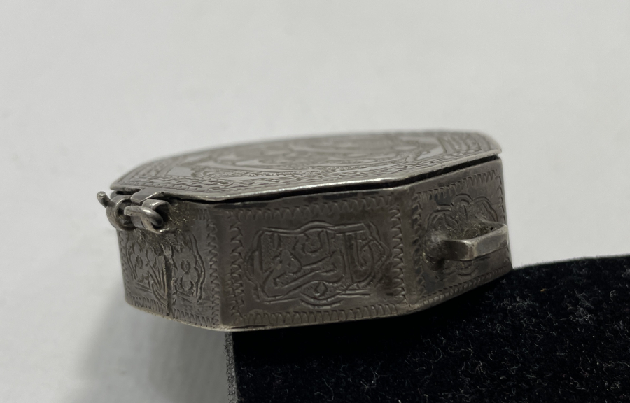 OSMANLI DÖNEMİ FETİH SURESİ YAZILI GÜMÜŞ SANCAK KURAN KABI