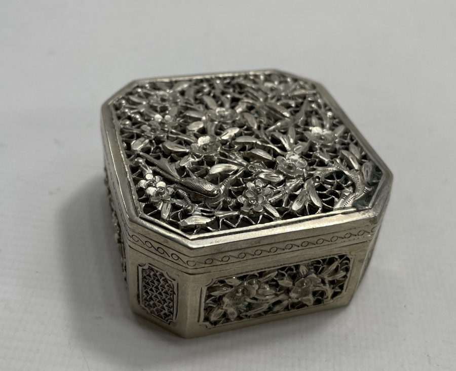 ÜZERİ KABARTMA VE KALEM İŞÇİLİKLİ UZAK DOĞU YAPIMI GÜMÜŞ KUTU